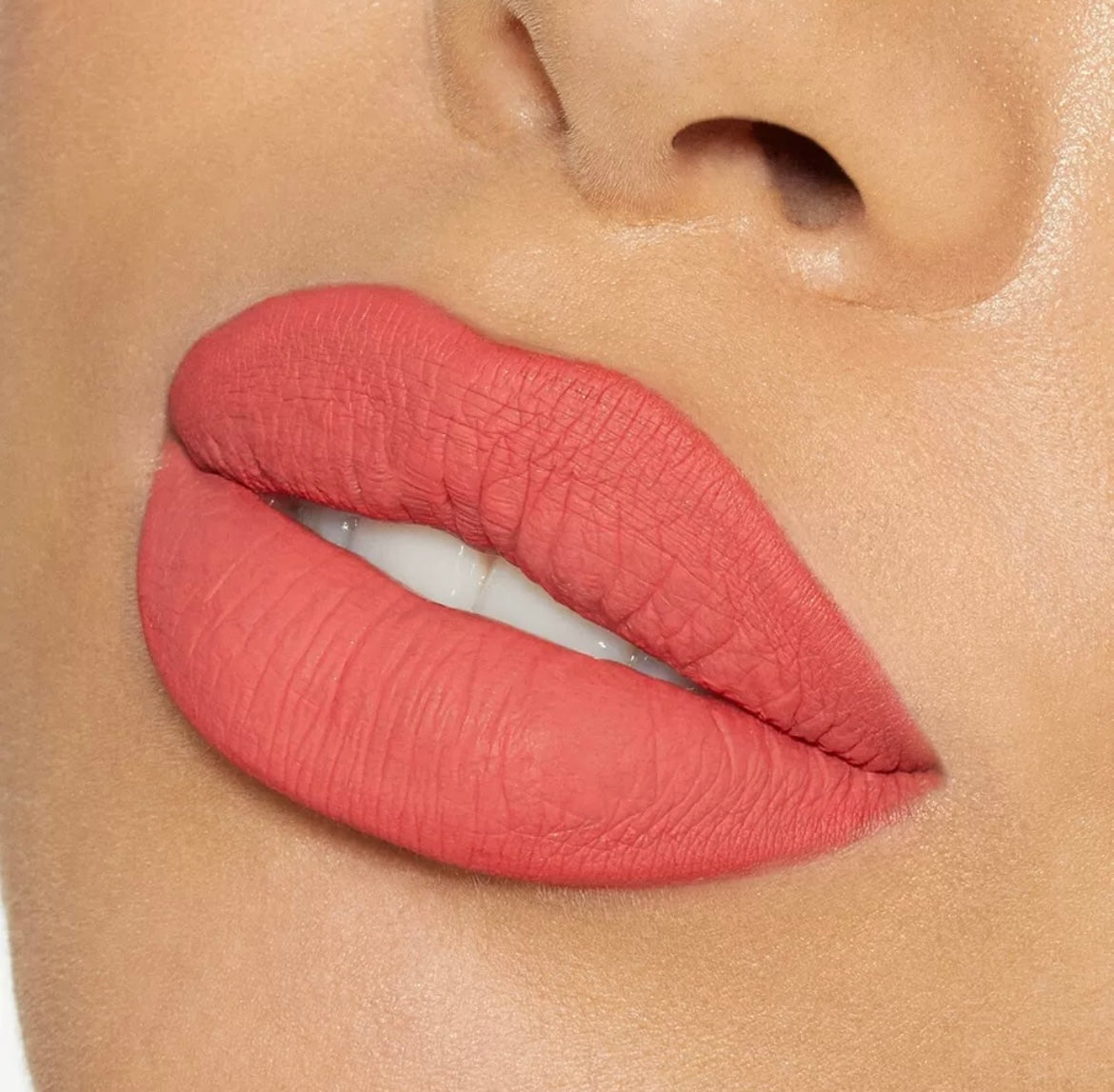 Official Kylie Jenner Lipstick & Beauty Blender Bundle - Various Shades